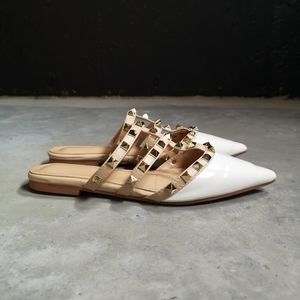 White pointed mule with gold studs